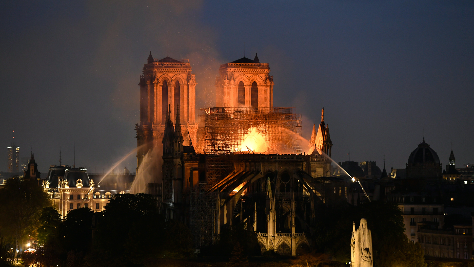 Bomberos dudan poder controlar incendio en Notre-Dame