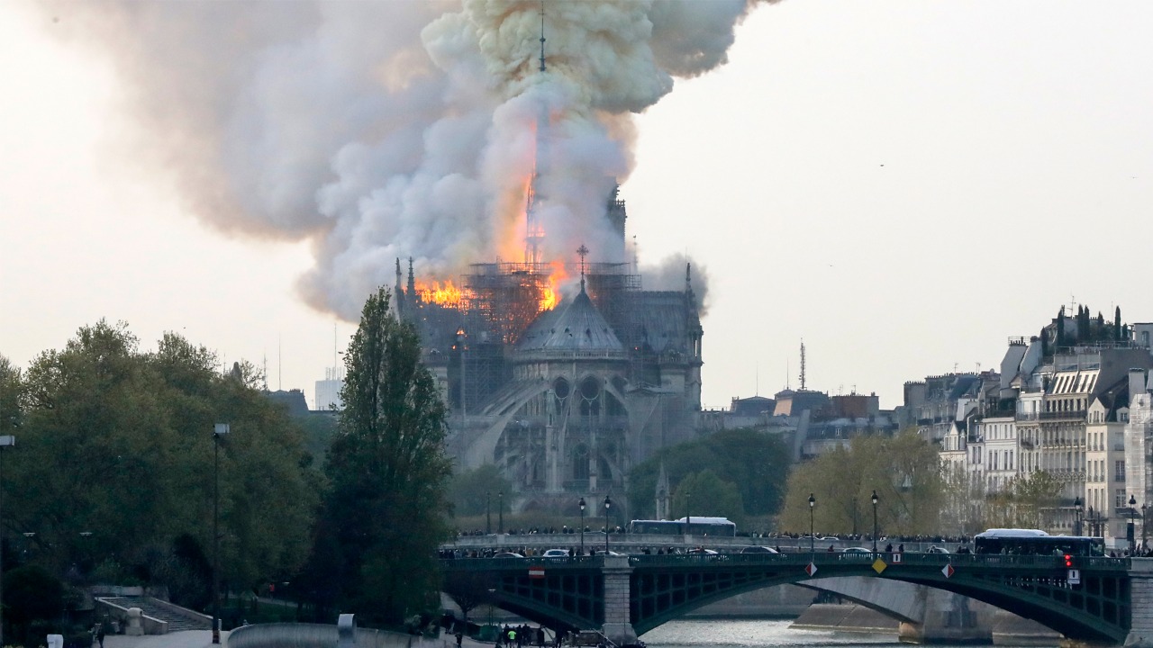 Se incendia catedral de Notre-Dame en París - notre-dame-incendio-afp