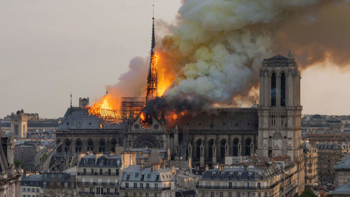 Inician limpieza de plomo en alrededores de catedral de Notre-Dame - notre-dame-incendio-cortocircuito-1