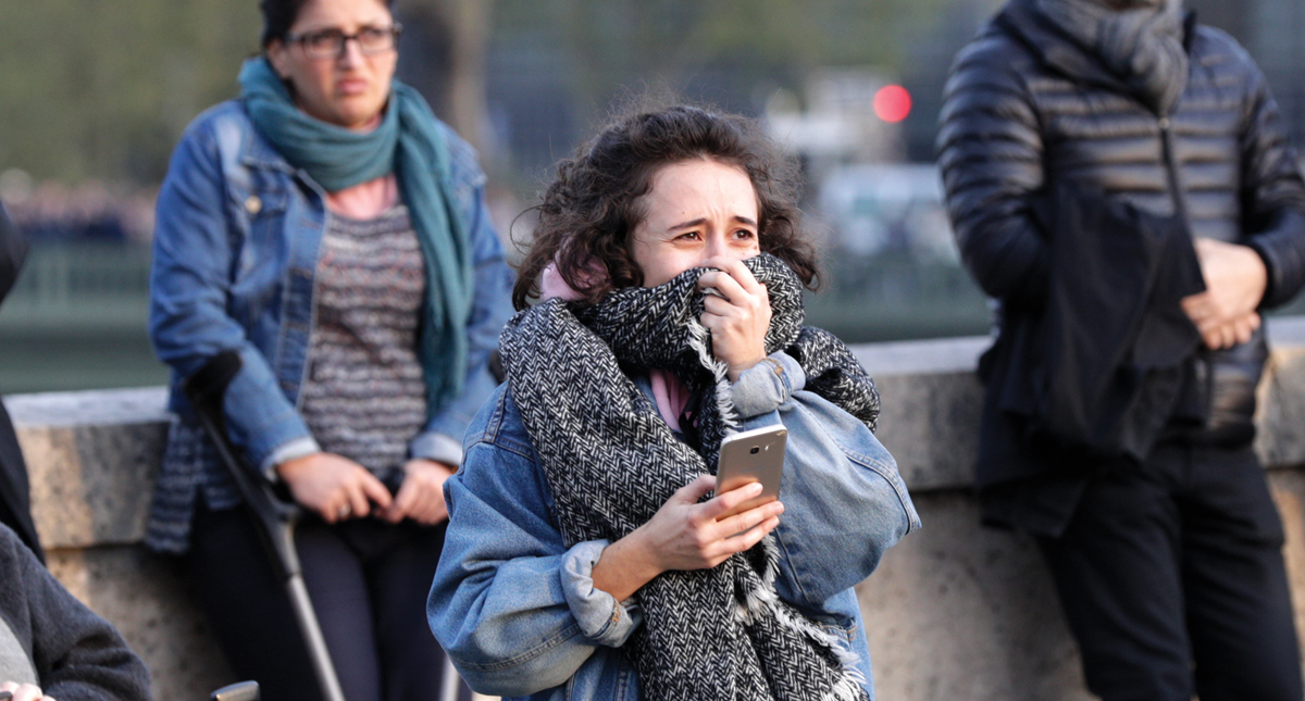 #Video Parisinos cantan frente a incendio en Notre-Dame - notredame1
