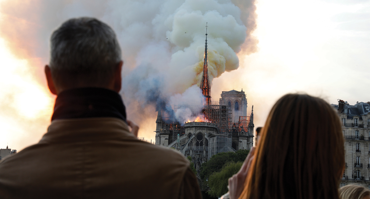 #Video Parisinos cantan frente a incendio en Notre-Dame - notredame2