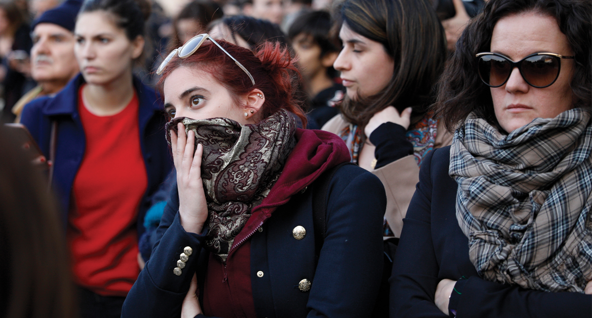#Video Parisinos cantan frente a incendio en Notre-Dame - notredame3