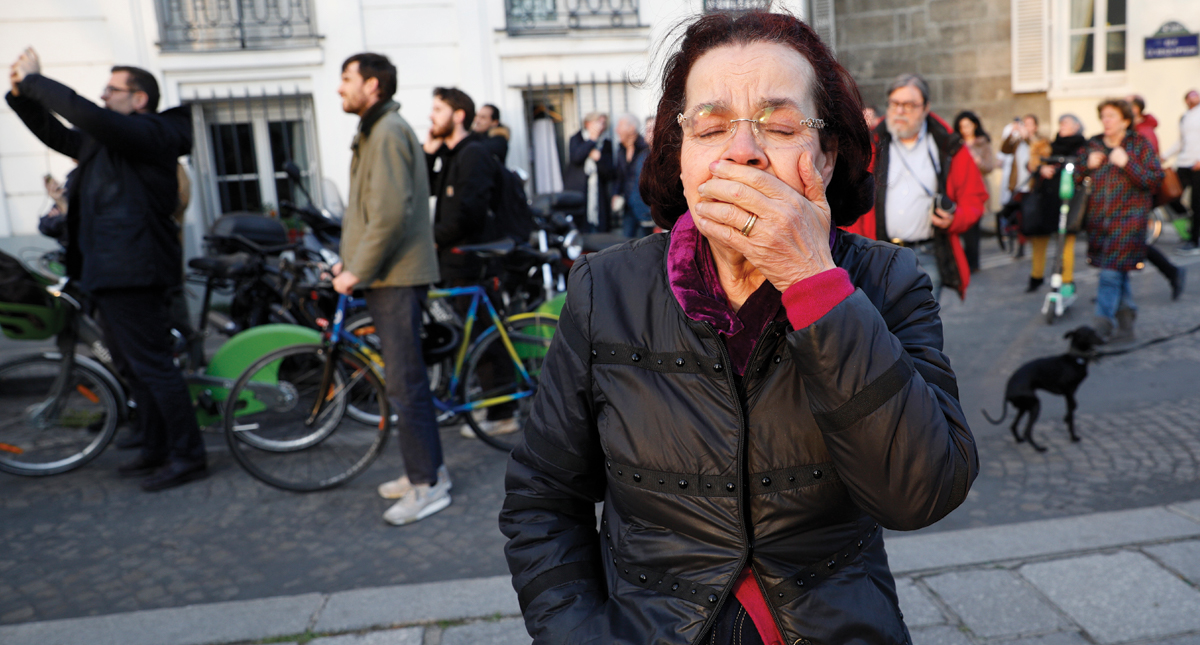 #Video Parisinos cantan frente a incendio en Notre-Dame - notredame4
