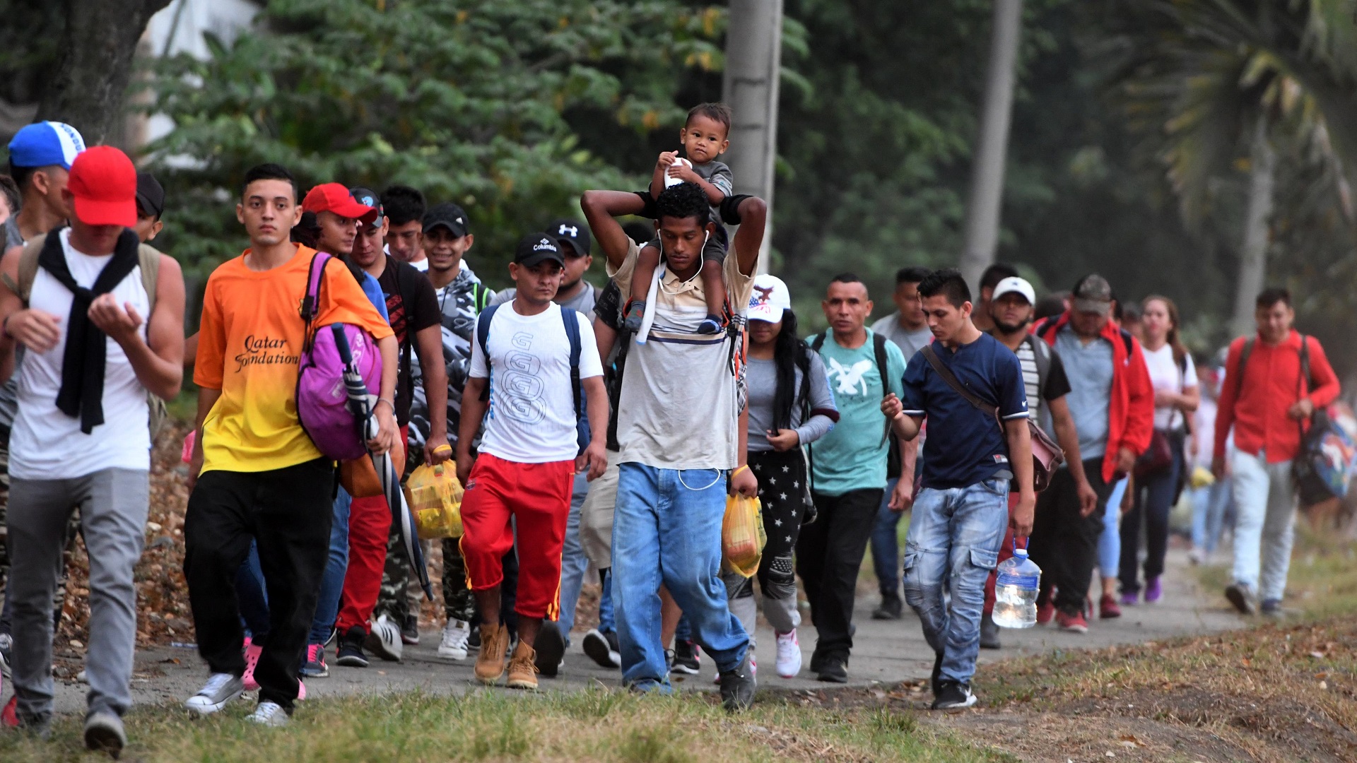 Parte caravana de mil migrantes hondureños hacia EE.UU.