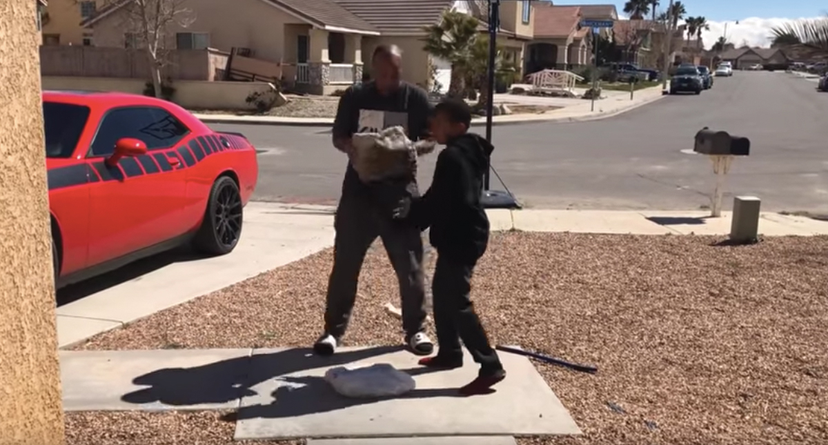 #Video Padre rompe PlayStation 4 de su hijo por reprobar