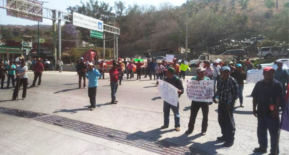Padres de familia bloquean la Autopista del Sol en Chilpancingo
