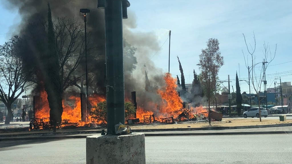 Mujer provoca incendio en campamento de indigentes en la alcaldía Cuauhtémoc