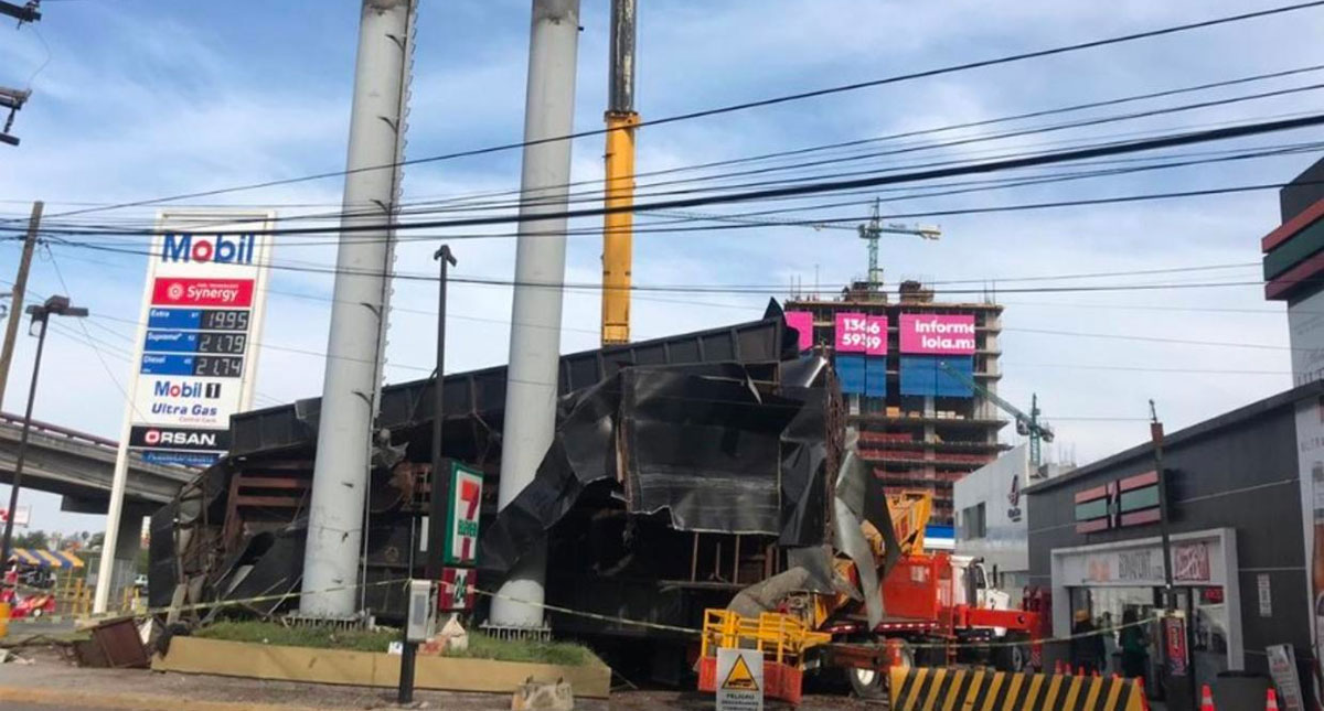 #Video Cae pantalla gigante en Monterrey al ser colocada