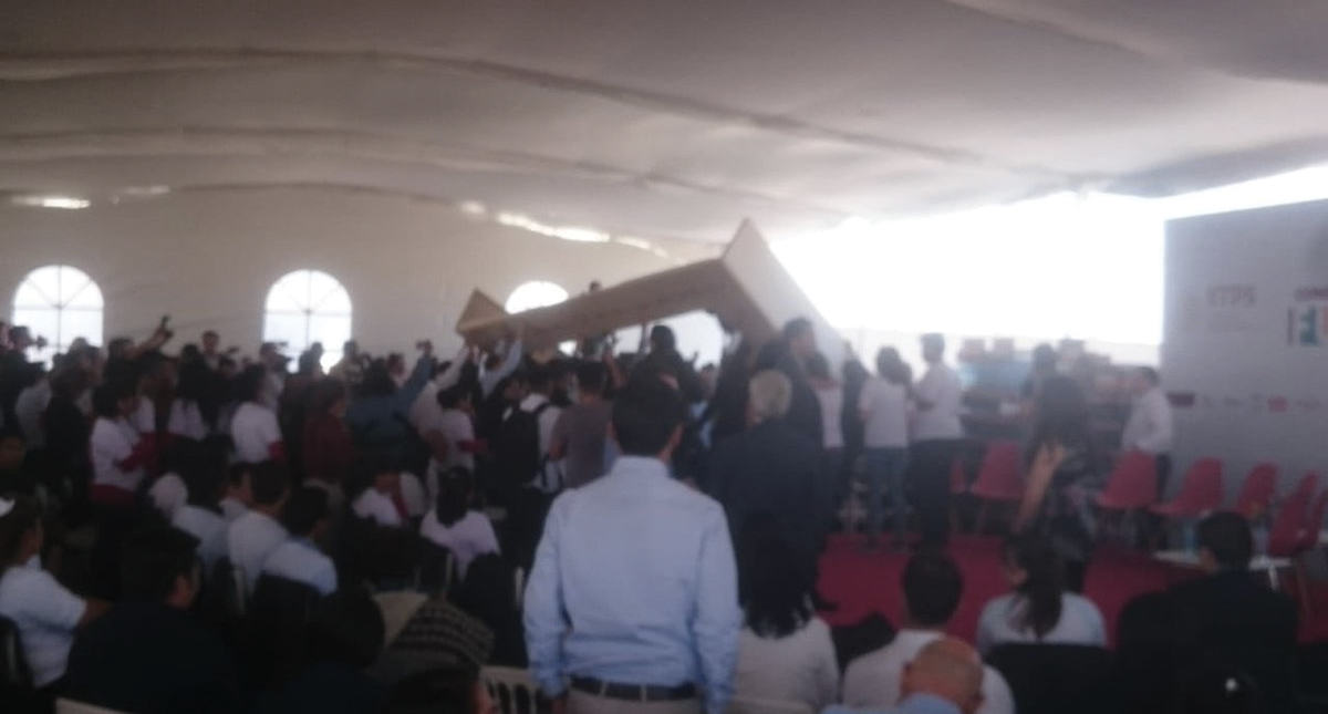 #Video Pantalla cae durante evento en Pachuca