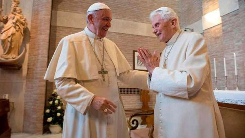 Papa Francisco expresa su “gratitud” a Benedicto XVI tras su muerte Papa Francisco expresa su “gratitud” a Benedicto XVI tras su muerte
