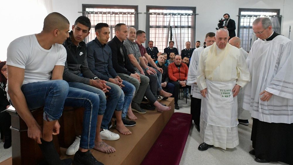 Papa Francisco lava los pies de 12 detenidos
