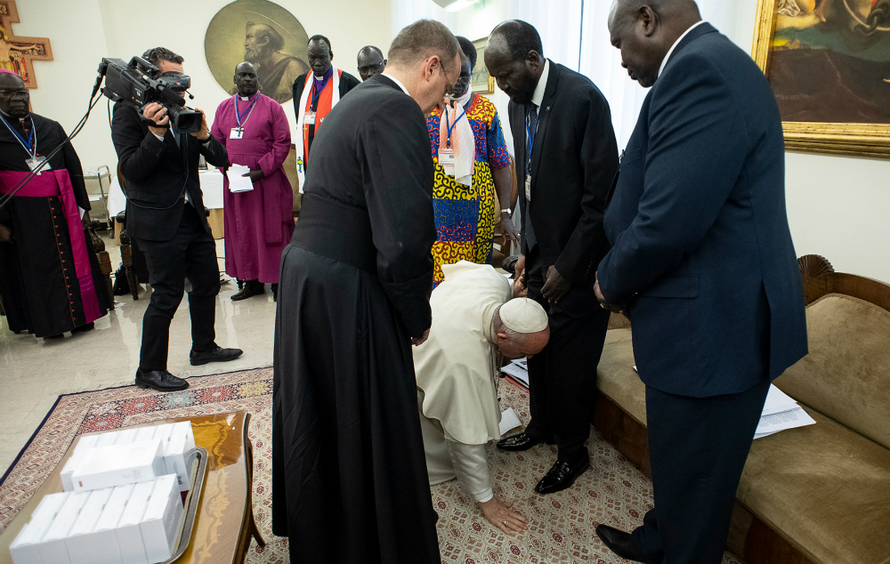 #Video Papa Francisco besa los pies de los líderes enemigos de Sudán del Sur