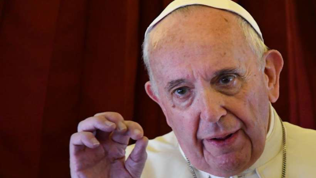 Quienes rechazan a los homosexuales “no tienen corazón humano”: Francisco