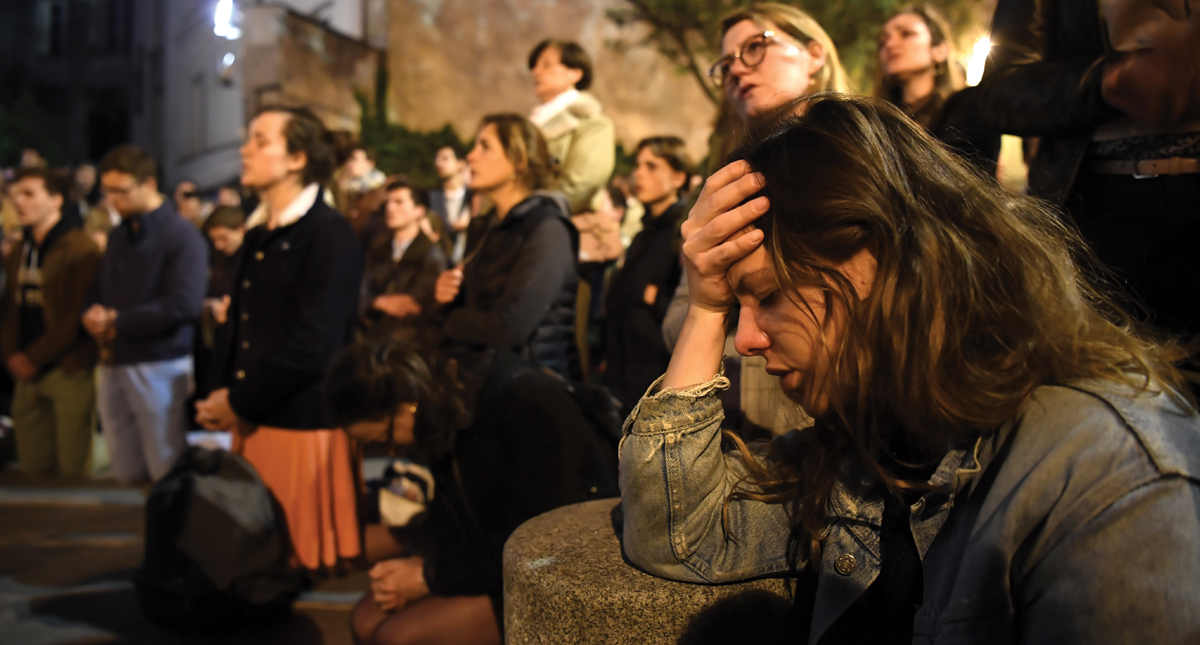 #Video Parisinos cantan frente a incendio en Notre-Dame - parisinos-notre-dame