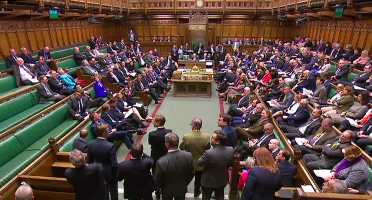 Parlamento británico rechaza todas las alternativas al Brexit de May