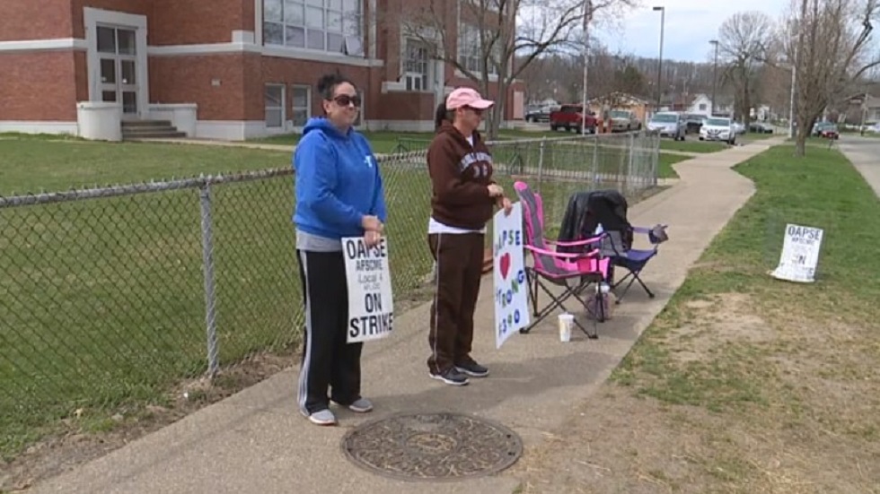 Pareja dio galletas con laxantes a manifestantes para librarse de ellos - parte-de-los-empleados-en-manifestacion
