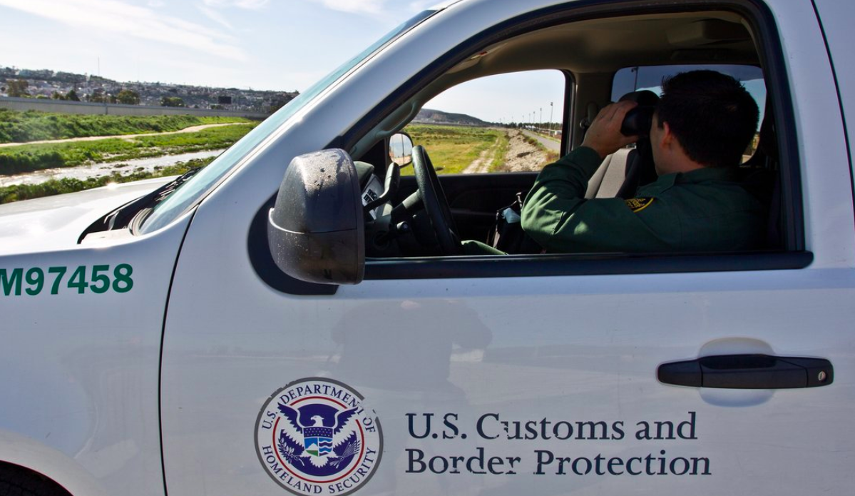 Presuntos oficiales fronterizos se burlan de migrantes en grupo de Facebook