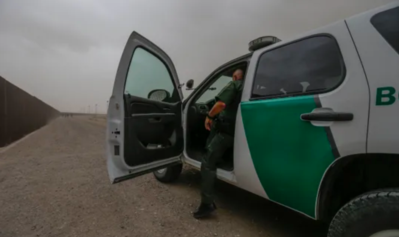 Mueren dos migrantes al volcar camioneta en la huían de la Patrulla Fronteriza