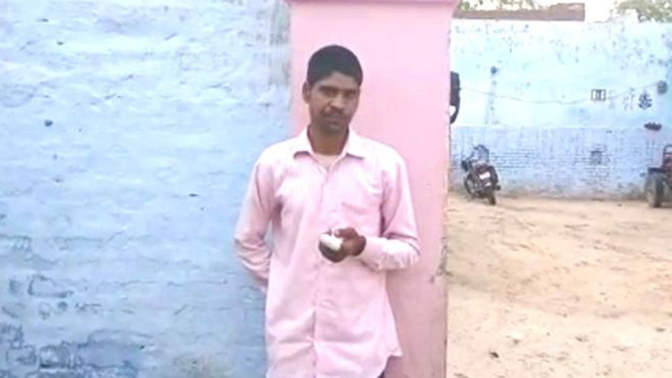 Hombre se mutila tras equivocarse al votar en India - pawan-kumar