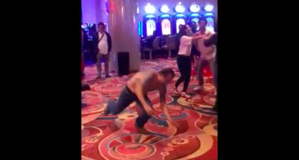 #Video Hombres pelean en casino al estilo de la lucha libre
