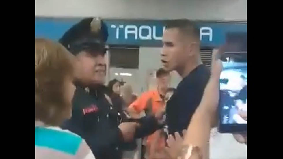 #Video Detienen a sujeto por golpear a policía en Metro Tasqueña