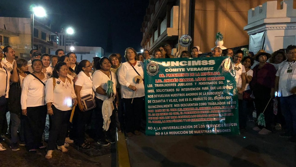 Pensionados del IMSS en Veracruz piden devolución de ahorros