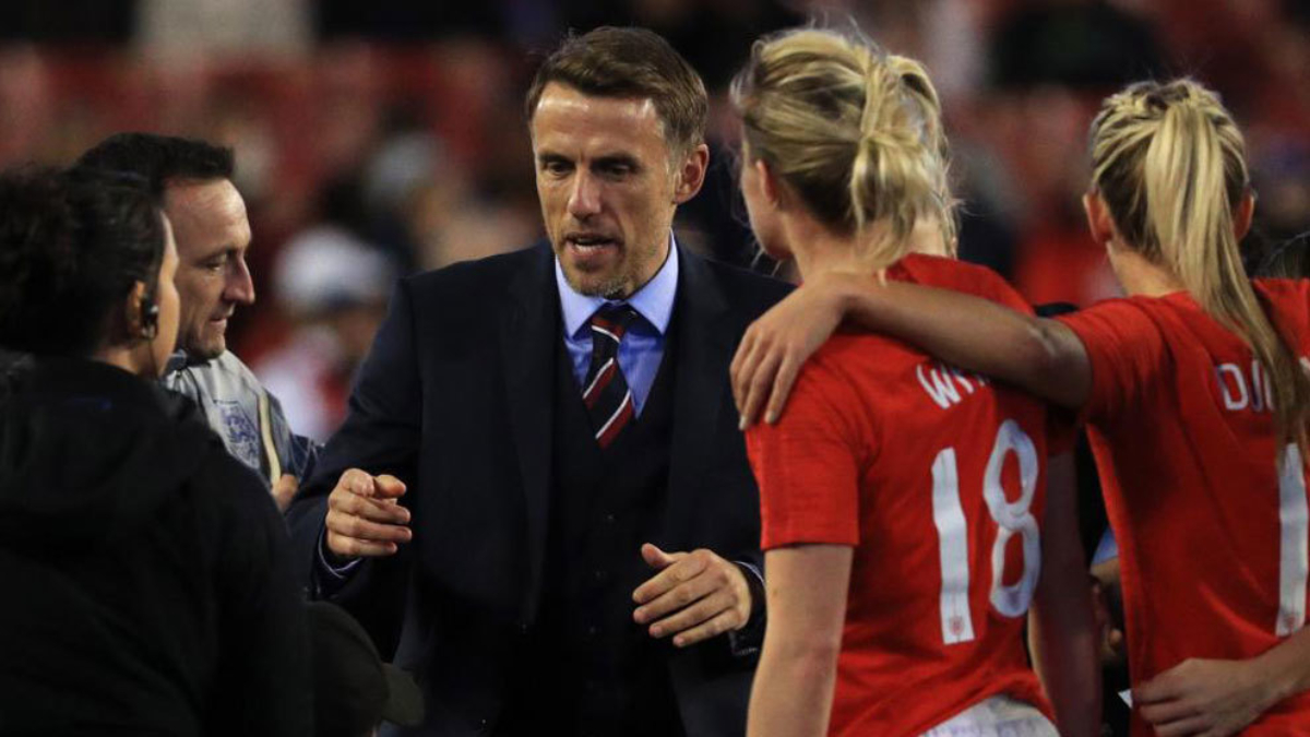 Jugadoras deben ganarse igualdad con los hombres: Phil Neville