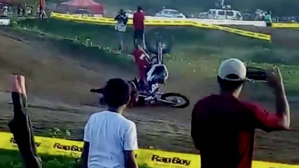 #Video Piloto de motocross muere tras caída en competencia