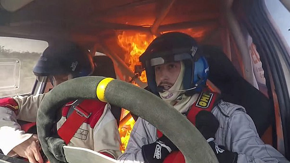 #Video Pilotos logran escapar de auto en llamas #Video Pilotos logran escapar de auto en llamas