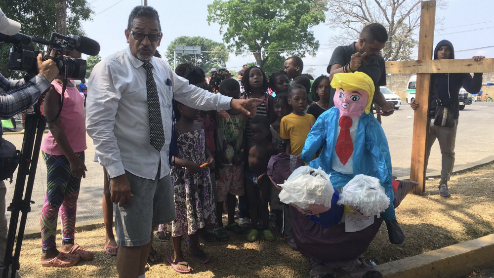 Migrantes queman en protesta piñata con figuras de López Obrador y Trump