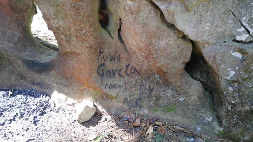 Familia vandaliza piedra milenaria en El Cielo, Tamaulipas - pinta-de-la-piedra-del-elefante