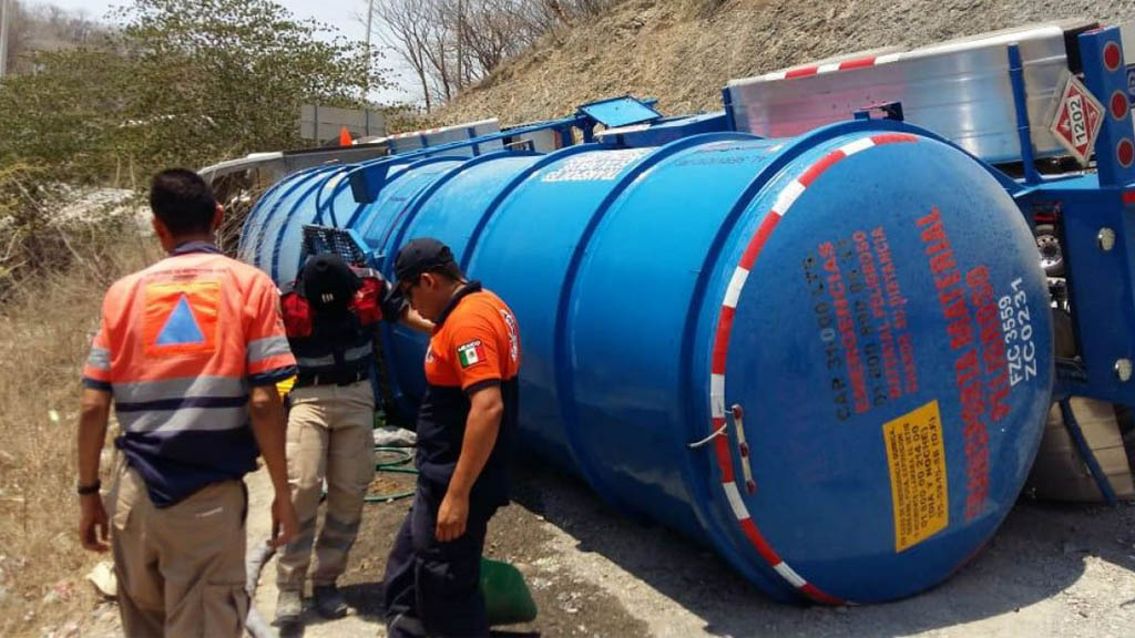Vuelca pipa con 31 mil litros de diésel en Guerrero