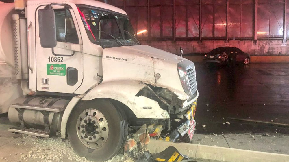 Choque de pipa de Pemex deja dos heridos en Circuito Interior