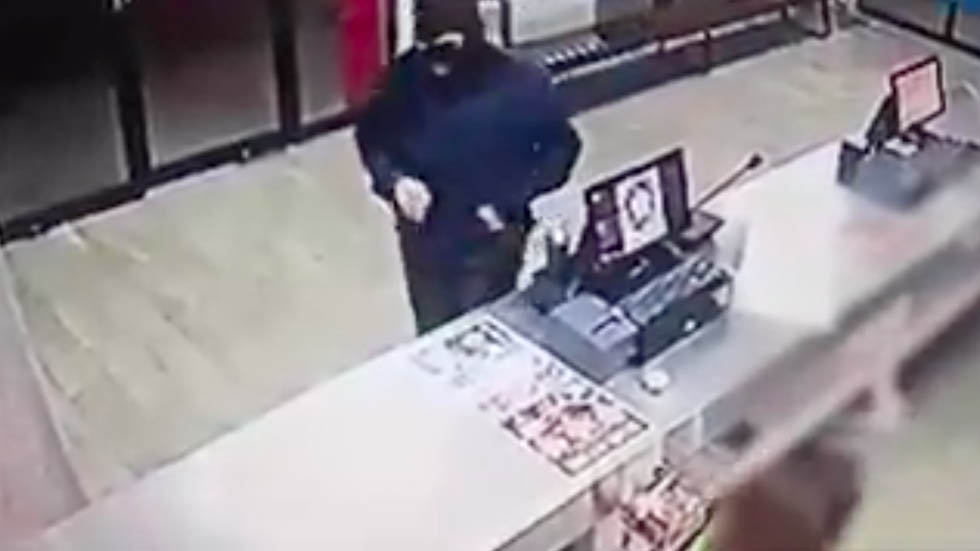 #Video Sujeto intenta asaltar pizzería y termina golpeado