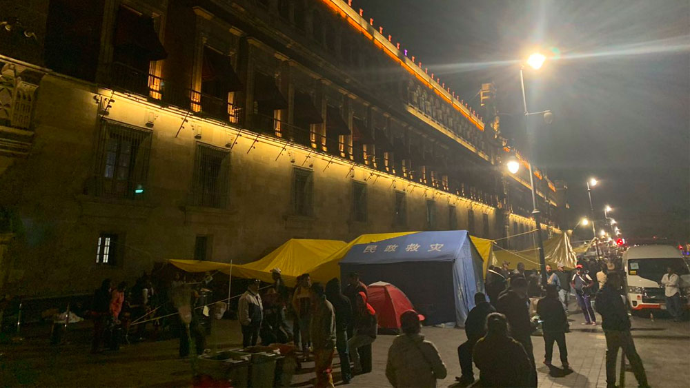 Grupos de manifestantes mantienen plantón en Palacio Nacional