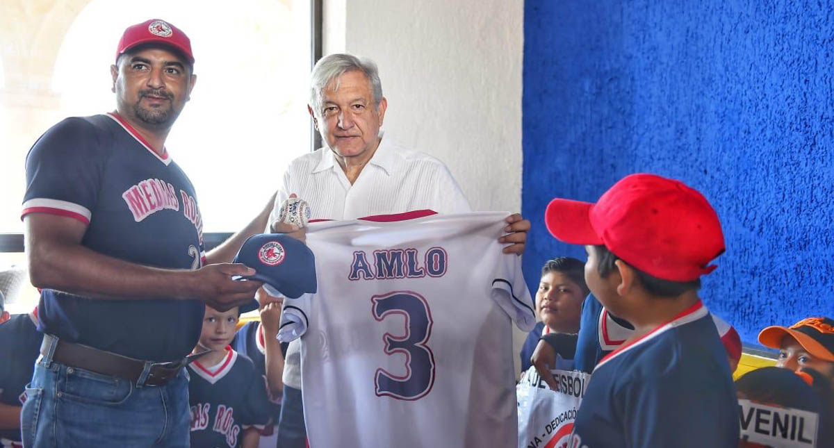 Liga infantil regala playera personalizada de béisbol a AMLO
