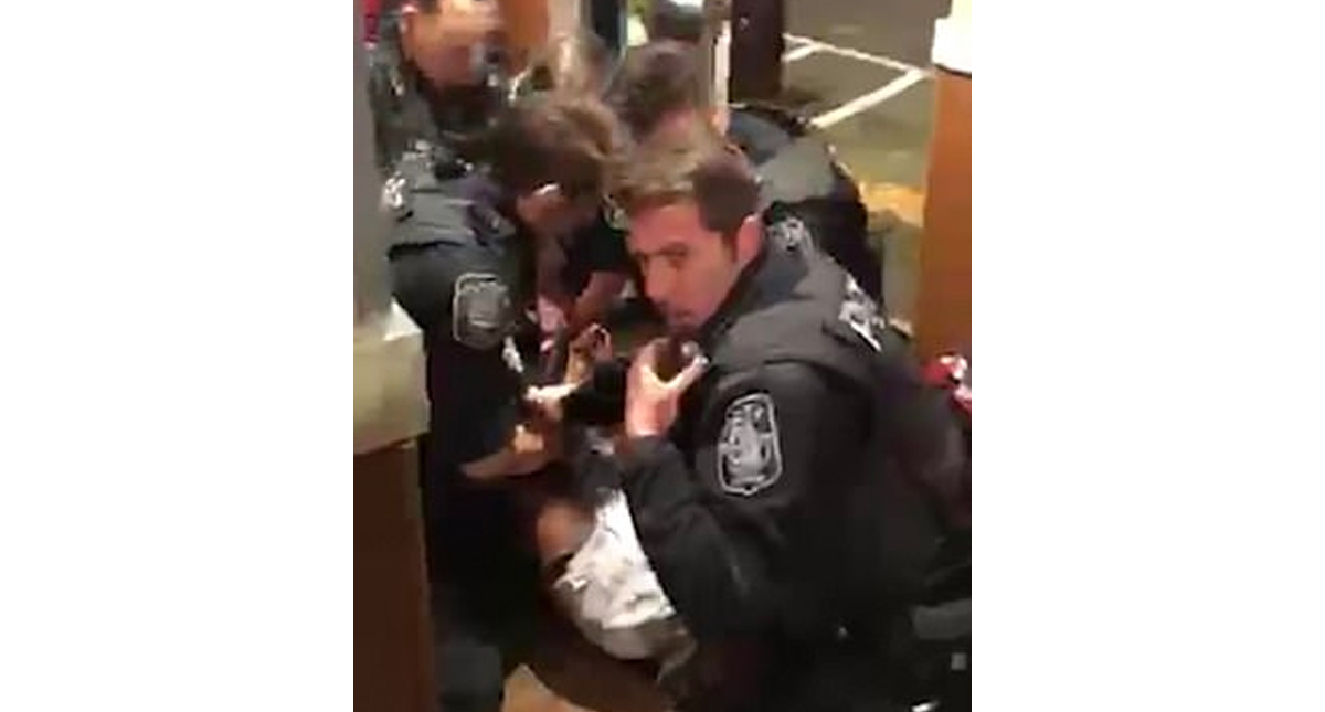 #Video Arrestan con exceso de fuerza a hombre en IHOP