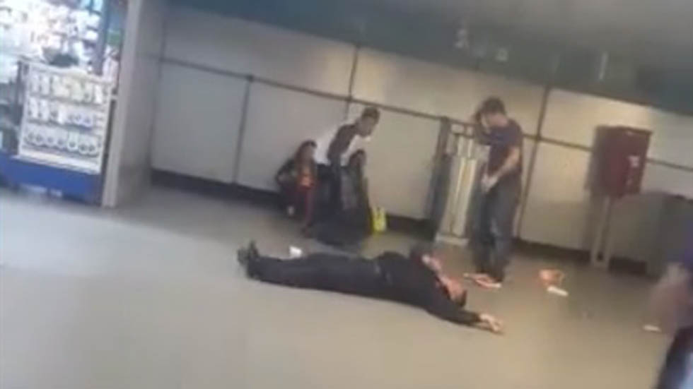 #Video Revelan nocaut a policía en Metro Salto del Agua