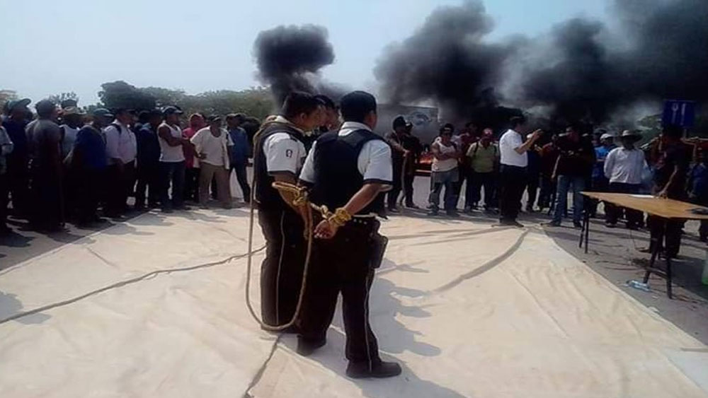 Pobladores amarran a dos policías privados en Oaxaca