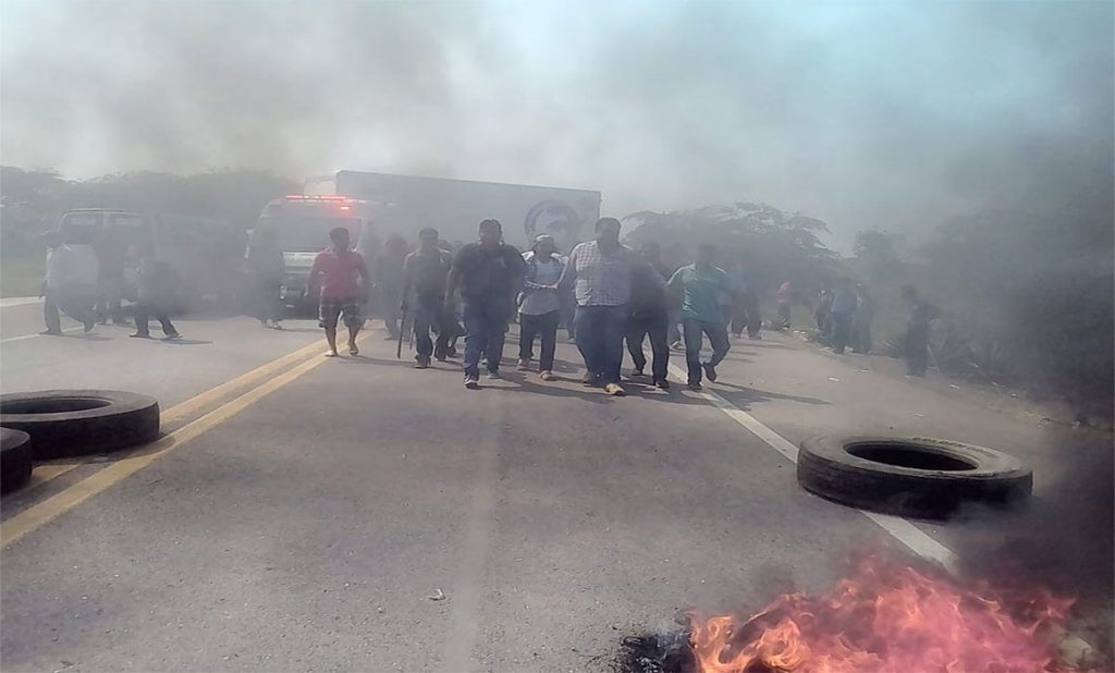Pobladores amarran a dos policías privados en Oaxaca - policias-amarrados-oaxaca1