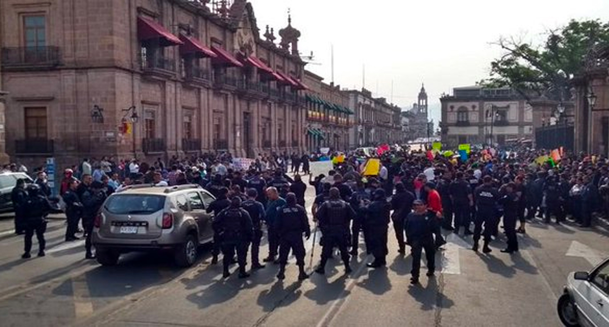 Policía de Michoacán se manifiesta para exigir mejores condiciones