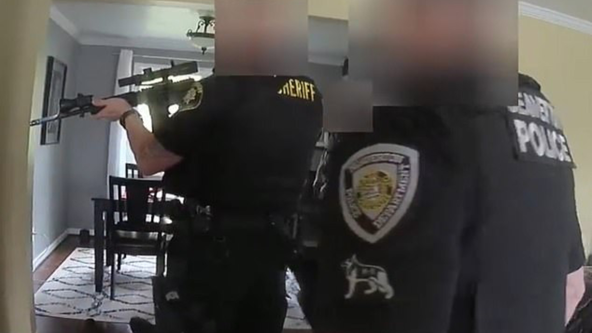 #Video Policías registran casa tras reporte de intrusos y hallan una aspiradora