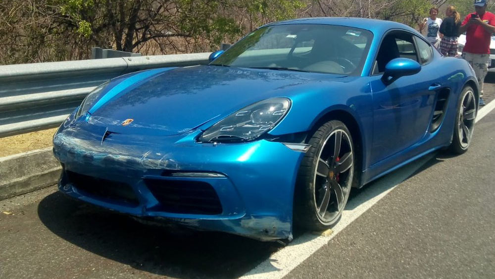 Porsche perteneciente a exfiscal de Guerrero involucrado en accidente Porsche perteneciente a exfiscal de Guerrero involucrado en accidente