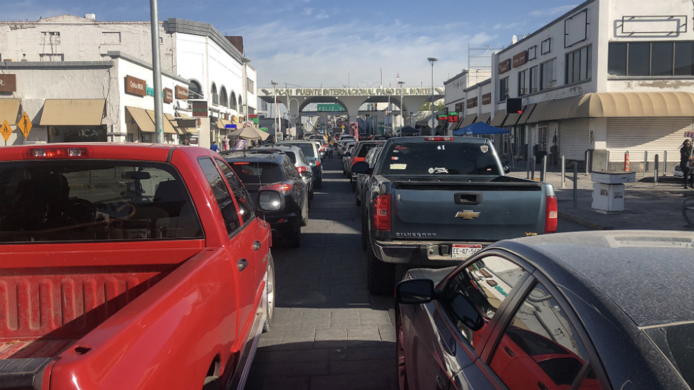 Peatones también sufren de retrasos en cruces fronterizos