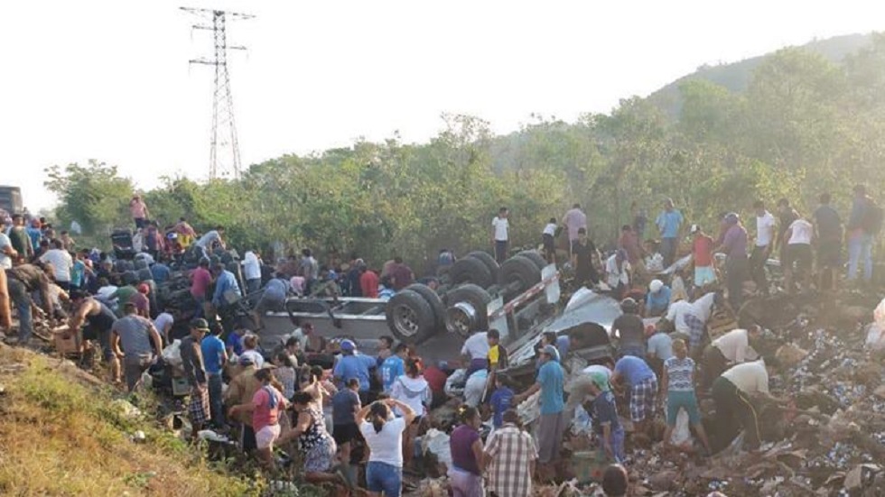 #Video Rapiñan cientos de cervezas tras volcadura de tráiler