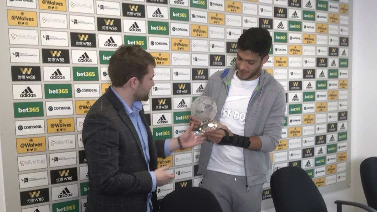 Escritores de futbol entregan reconocimiento a Raúl Jiménez