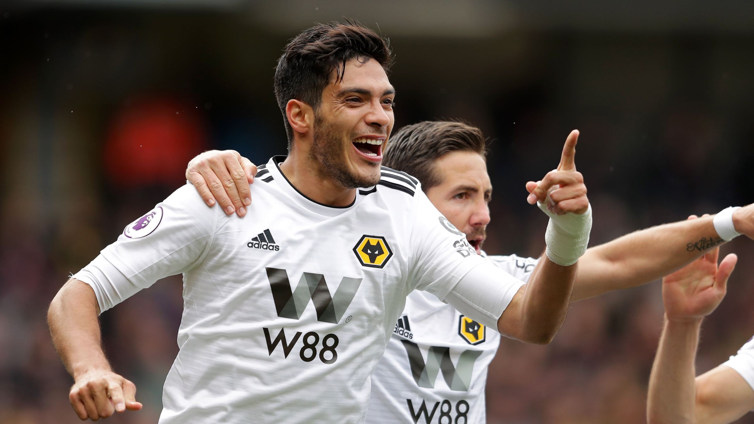 Aficionados del Wolverhampton dedican cántico a Raúl Jiménez - raul-jimenez-wolves-2