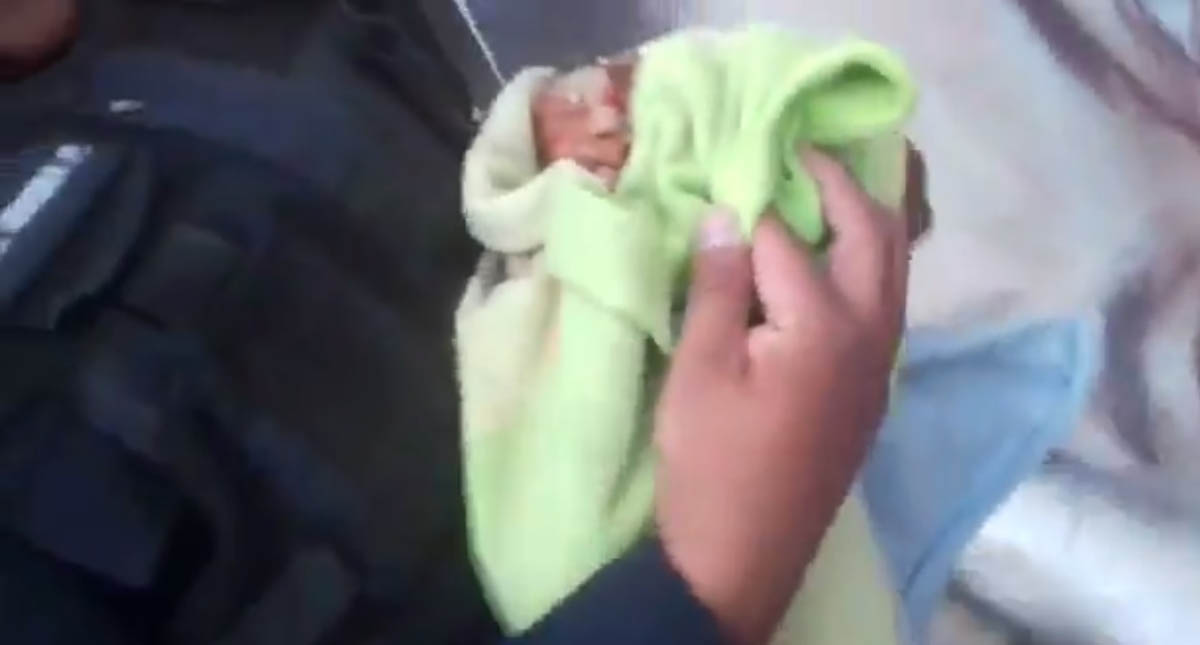 #Video Policías rescatan a recién nacido abandonado en la Ciudad de México