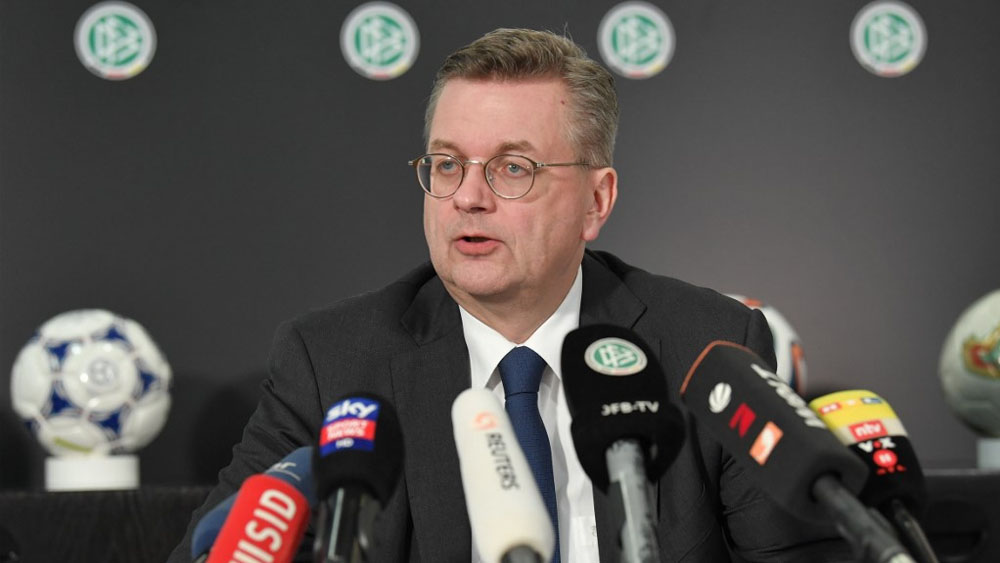 Dimite presidente de Federación Alemana de Futbol por regalo lujoso