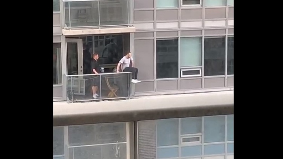 #Video Hombre camina por cornisa de edificio para salvar a su gato - rescate-de-gato1